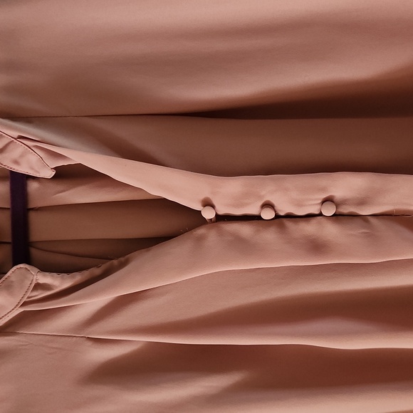 Womens l/s blouse,3 button front, button each sleeve w/ruffle. - Picture 3 of 6